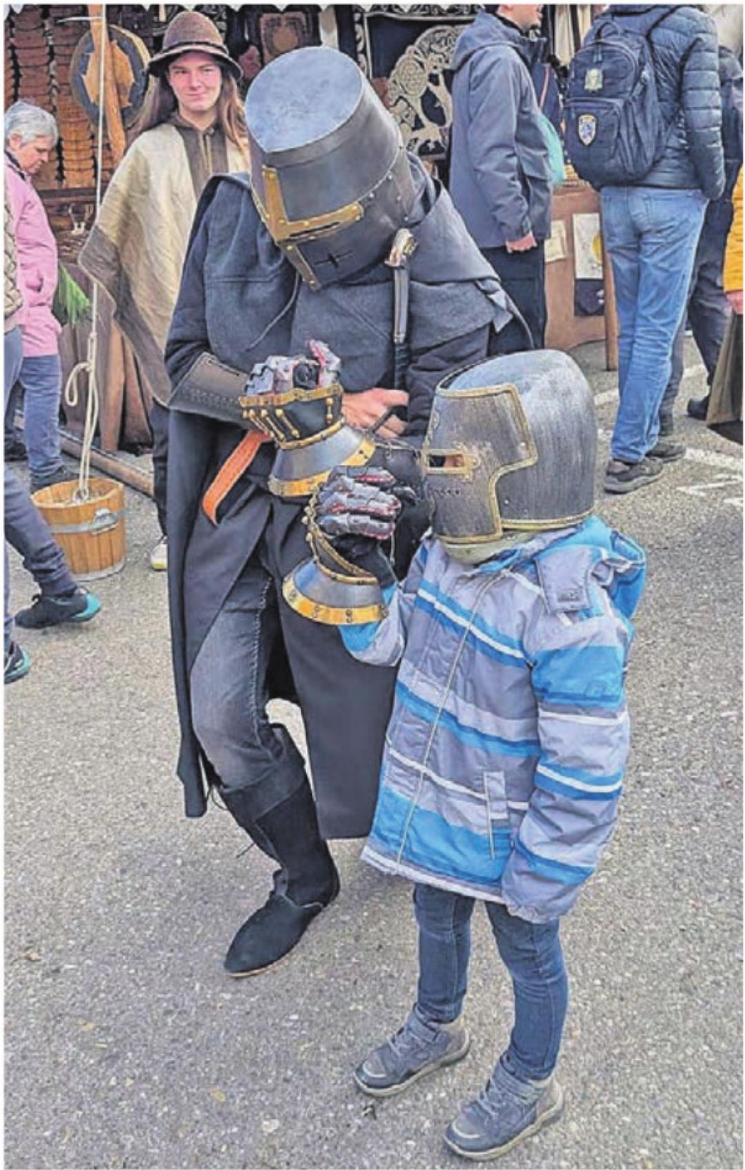 Auf dem Casinovorplatz sind sowohl kleine als auch grosse Ritter anzutreffen. Auf dem Casinovorplatz sind sowohl kleine als auch grosse Ritter anzutreffen.