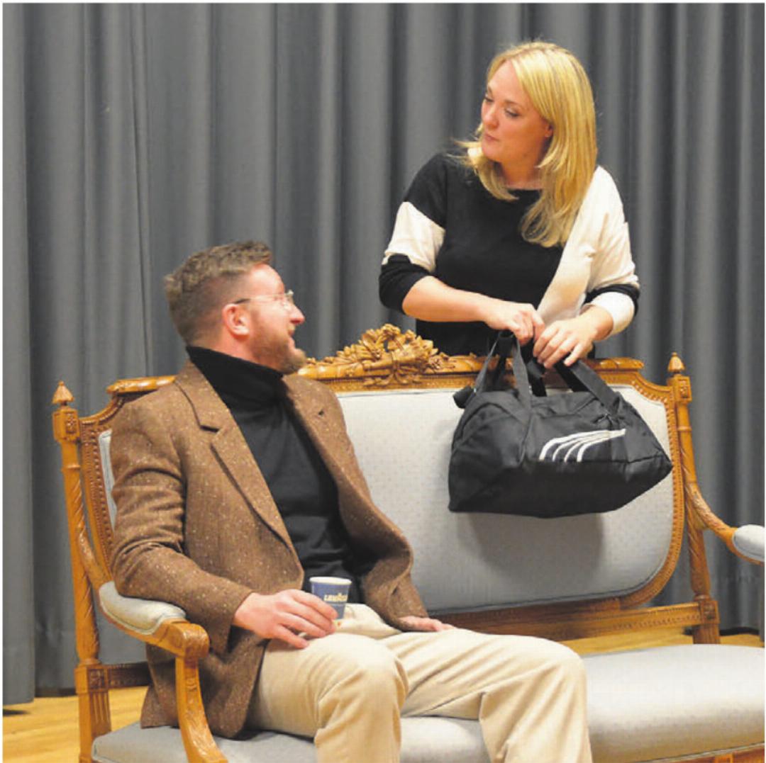 Er ist wettsüchtig, sie leidet unter einem Shoppingzwang – keine einfache Situation für Roland (Michel Marty) und Claire (Janine Meier-Berger). Er ist wettsüchtig, sie leidet unter einem Shoppingzwang – keine einfache Situation für Roland (Michel Marty) und Claire (Janine Meier-Berger).