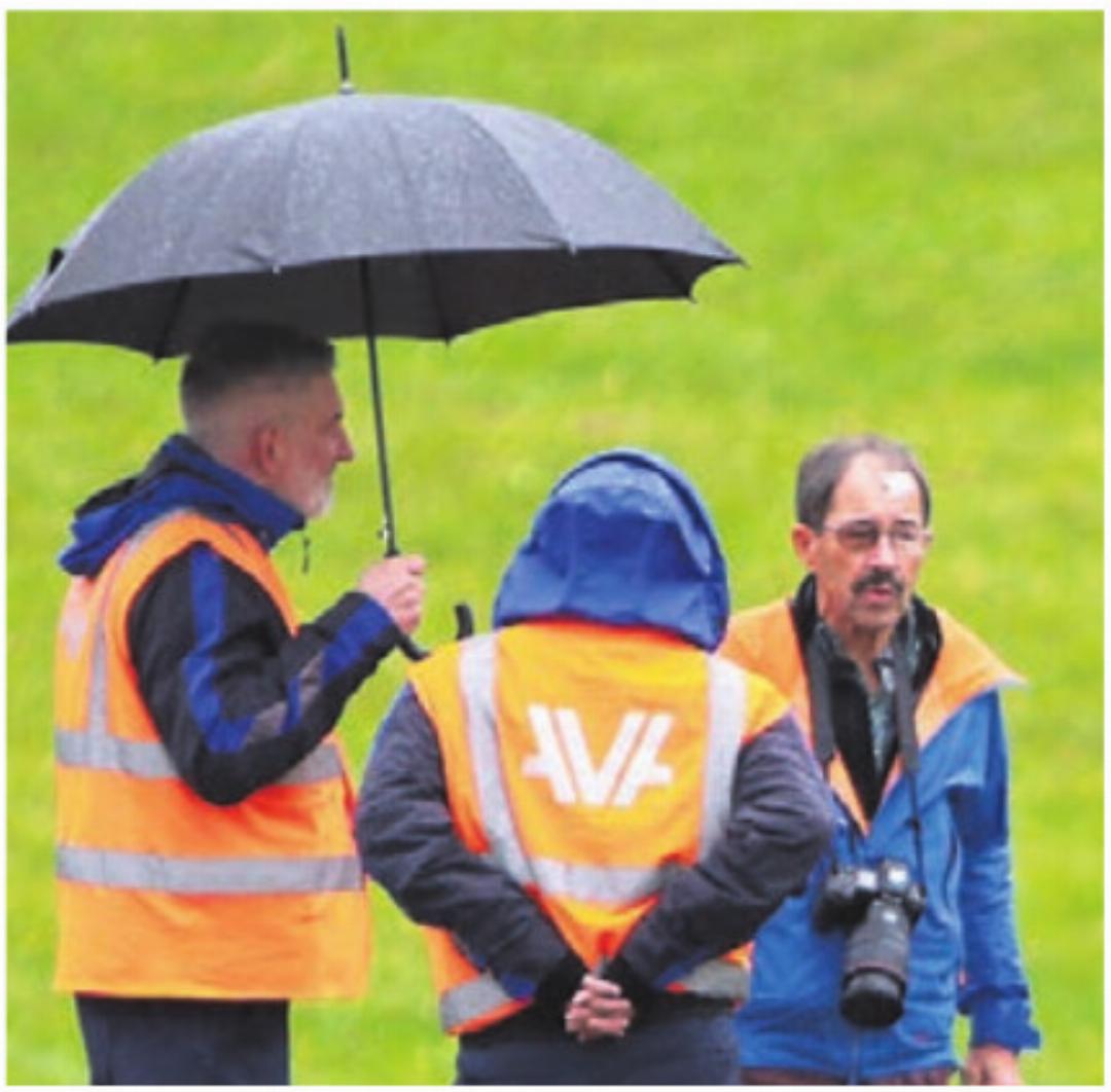 Laufleiter Valentin Brunner (rechts) bei der Haltestelle Fulenbach. Laufleiter Valentin Brunner (rechts) bei der Haltestelle Fulenbach.
