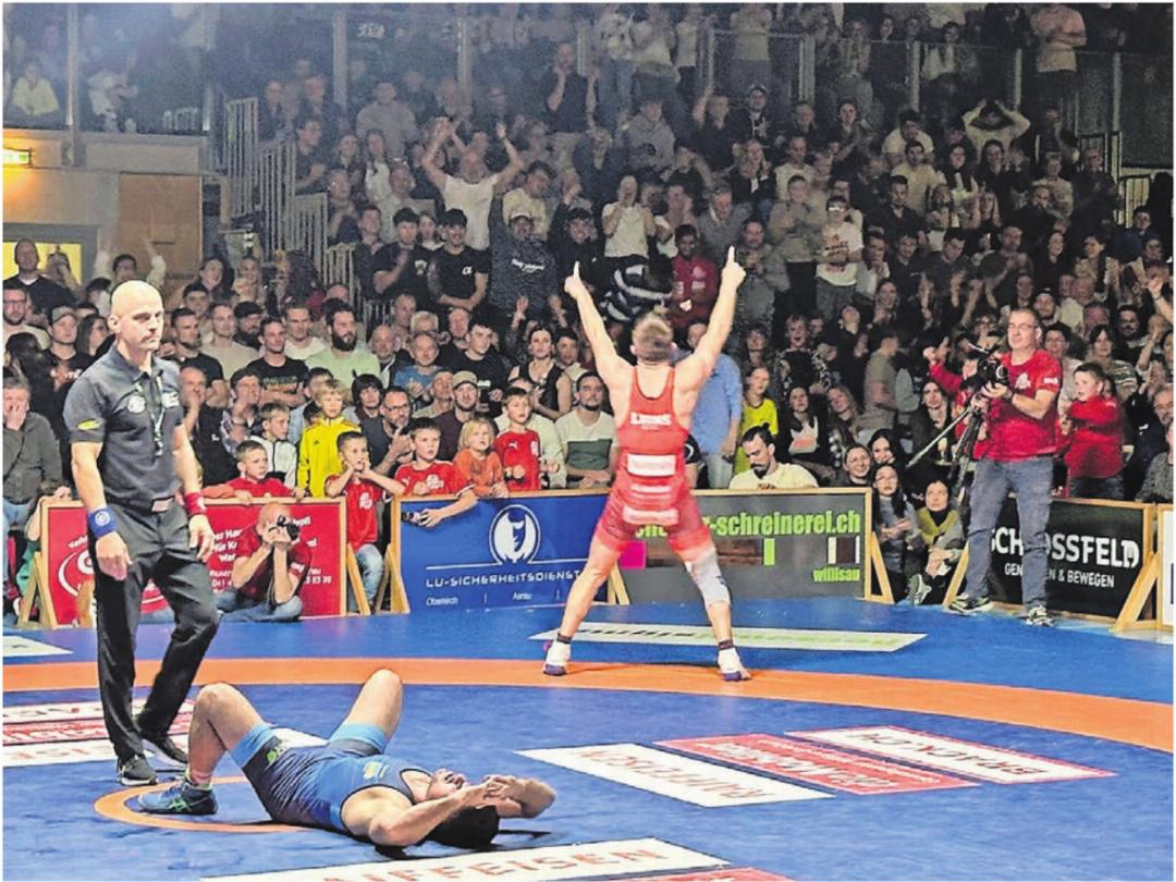 Die Entscheidung und die kuriose Szene: Sieger George Bucur ist am Boden, Verlierer Florian Bissig jubelt. Bilder: Stefan Sprenger Die Entscheidung und die kuriose Szene: Sieger George Bucur ist am Boden, Verlierer Florian Bissig jubelt. Bilder: Stefan Sprenger