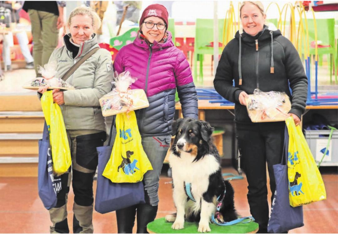 Das Podest der Stufe 1 (v. l.): Sonja Schmid (2. Platz), Silvia Wagner mit Cash (1.) und Nicole Kathriner (3.). Bilder: zg Das Podest der Stufe 1 (v. l.): Sonja Schmid (2. Platz), Silvia Wagner mit Cash (1.) und Nicole Kathriner (3.). Bilder: zg