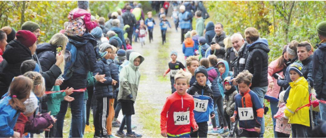 So lässt es sich einfach rennen – die Kinder in allen Kategorien wurden vom Streckenrand aus fleissig angefeuert. Bilder: Annemarie Keusch So lässt es sich einfach rennen – die Kinder in allen Kategorien wurden vom Streckenrand aus fleissig angefeuert. Bilder: Annemarie Keusch