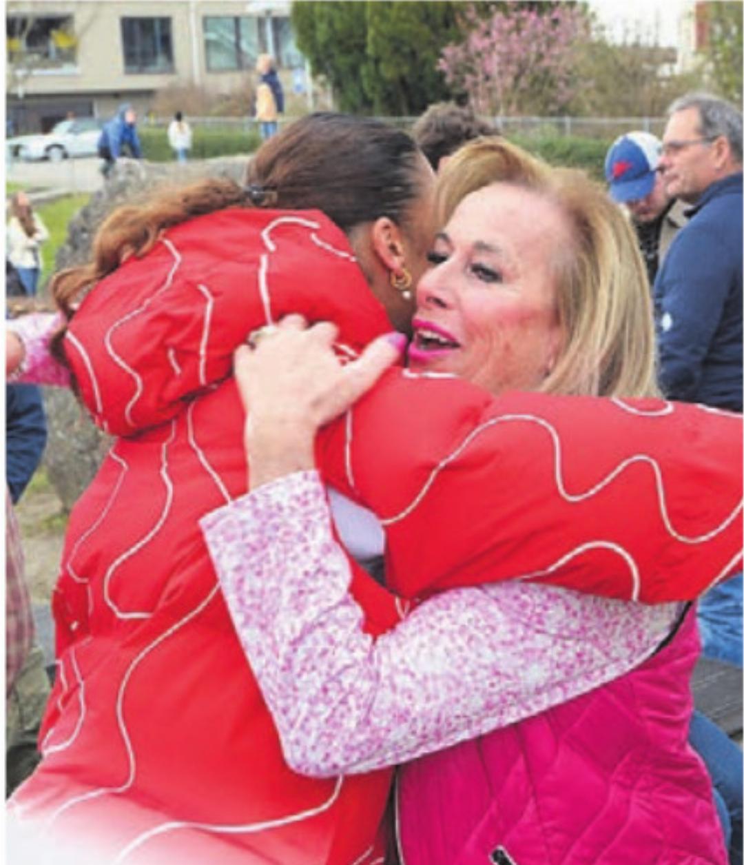 Melanie Hasler nahm Umarmungen und Gratulationen am Laufmeter entgegen. Melanie Hasler nahm Umarmungen und Gratulationen am Laufmeter entgegen.