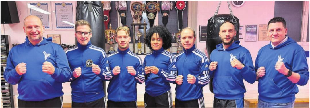 Diese Mitglieder von Kickboxing Wohlen sind alle an der WM in Abu Dhabi dabei. Von links: Antonio Cerundolo (Kampfrichter), David Nichini (Physio), Roy Cipriano, Stefanie Richner, Rocco Cipriano (Coach), Toni Lo Prete und Andi Faggiano (Coach). Bild: zg Diese Mitglieder von Kickboxing Wohlen sind alle an der WM in Abu Dhabi dabei. Von links: Antonio Cerundolo (Kampfrichter), David Nichini (Physio), Roy Cipriano, Stefanie Richner, Rocco Cipriano (Coach), Toni Lo Prete und Andi Faggiano (Coach). Bild: zg