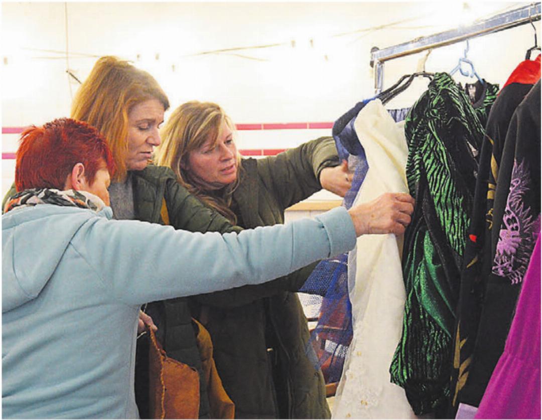 Die nicht selten selbst genähten Kleider versprechen Qualität. Die nicht selten selbst genähten Kleider versprechen Qualität.