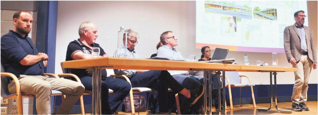 Für die Informationsveranstaltung zum Badi-Ausbau hat sich Gemeinderat Beat Küng (rechts) eine geballte Ladung an Expertise aufs Podium des Dachtheaters geholt. Bild: Thomas Stöckli Für die Informationsveranstaltung zum Badi-Ausbau hat sich Gemeinderat Beat Küng (rechts) eine geballte Ladung an Expertise aufs Podium des Dachtheaters geholt. Bild: Thomas Stöckli