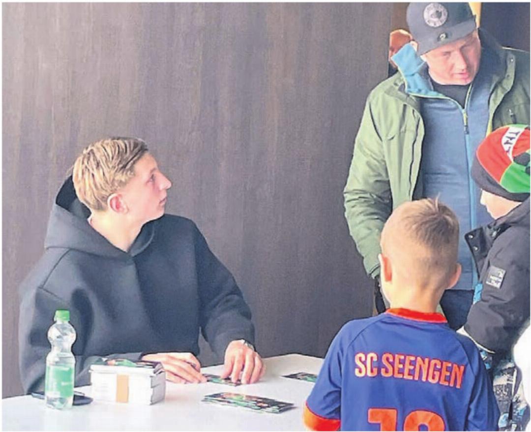 Alessandro Vogt (links) war früher selbst Spieler des FC Wohlen. Jetzt stürmt er in der Super League beim FC St. Gallen. Seine Autogramme waren sehr begehrt. Alessandro Vogt (links) war früher selbst Spieler des FC Wohlen. Jetzt stürmt er in der Super League beim FC St. Gallen. Seine Autogramme waren sehr begehrt.