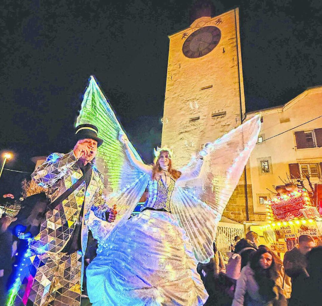Zum 30. Jubiläum des Christchindli-Märts war auch das Christchindli unterwegs. Es überraschte die Märt-Besucher da und dort. Bilder: Sabrina Salm / Roger Wetli / Andy Müller / zg Zum 30. Jubiläum des Christchindli-Märts war auch das Christchindli unterwegs. Es überraschte die Märt-Besucher da und dort. Bilder: Sabrina Salm / Roger Wetli / Andy Müller / zg