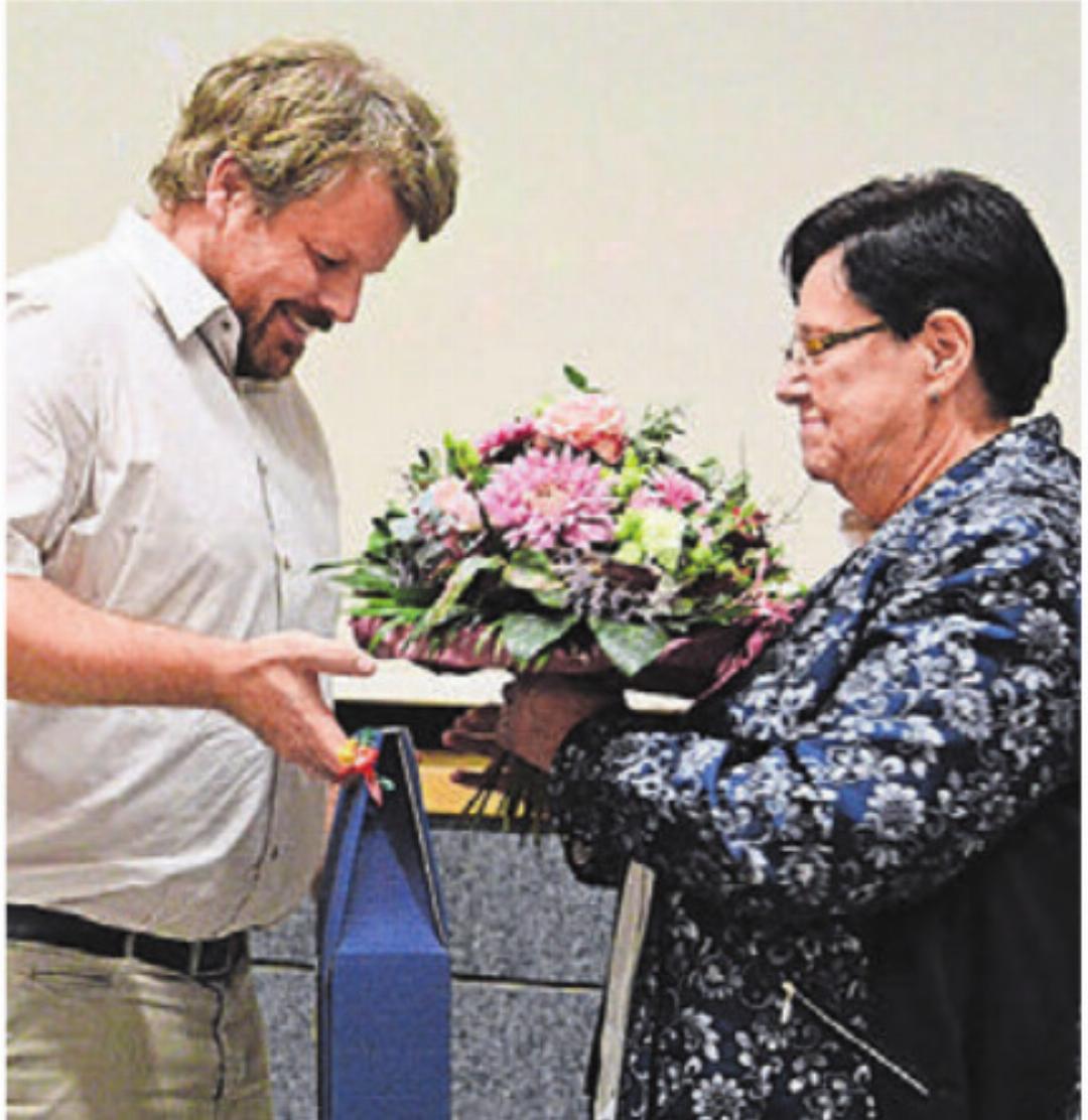 Gemeindeschreiber Lukas Jansen verabschiedet Heidi Hegglin. Gemeindeschreiber Lukas Jansen verabschiedet Heidi Hegglin.
