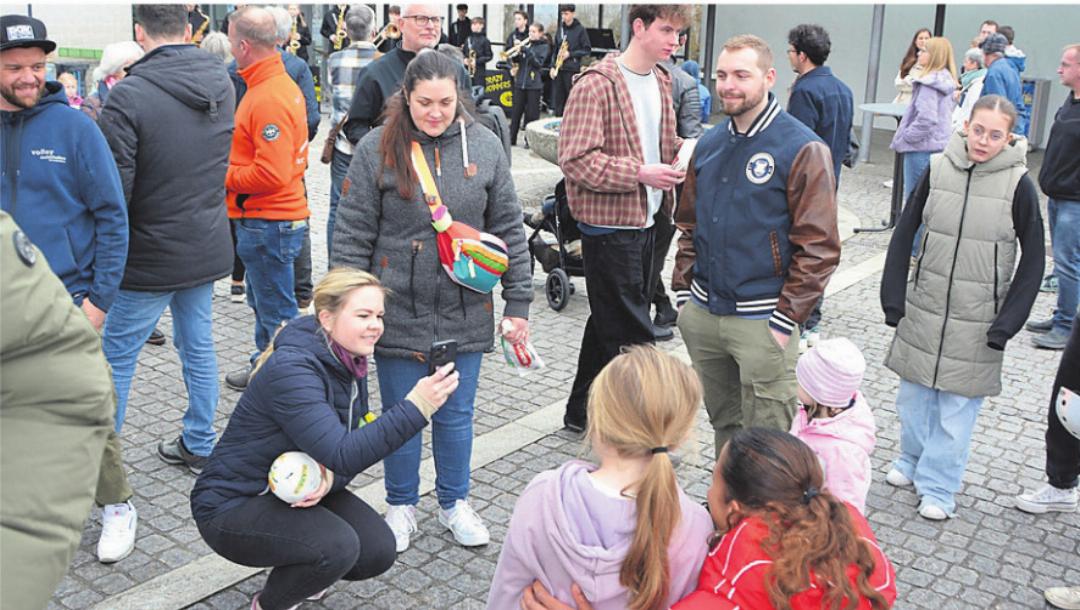 Das Beriker Sporttalent nahm sich viel Zeit für seine Fans, verteilte Autogramme und stand für Fotos zur Verfügung. Das Beriker Sporttalent nahm sich viel Zeit für seine Fans, verteilte Autogramme und stand für Fotos zur Verfügung.
