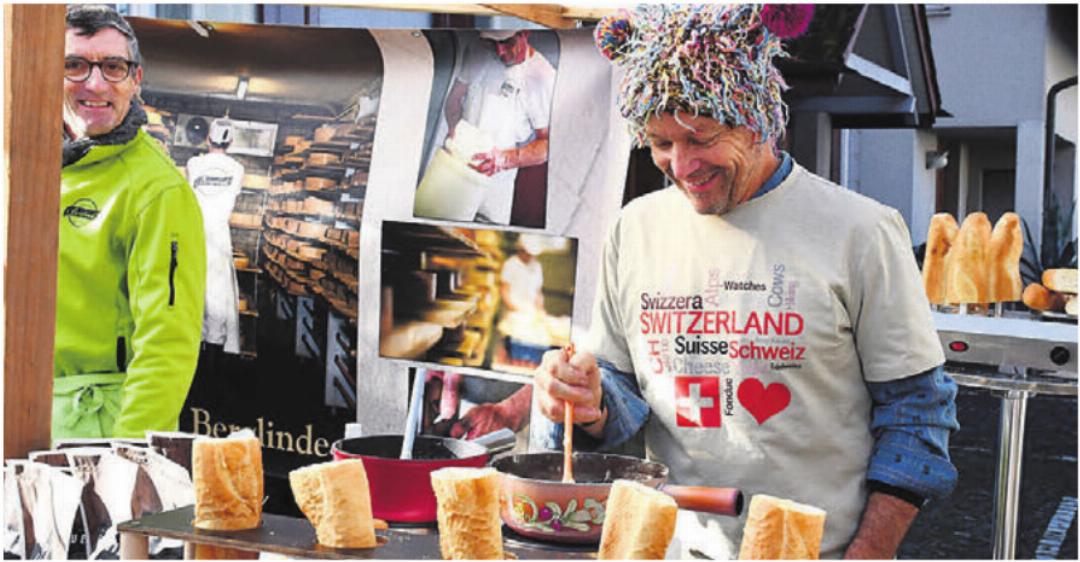Beat Meier von der Käserei Berglinde (links) und Bruder Michael Meier verwöhnen die Besucher mit «Fondue-Dog». Eine handliche Portion Fondue als Genussfood für unterwegs, die passt. Beat Meier von der Käserei Berglinde (links) und Bruder Michael Meier verwöhnen die Besucher mit «Fondue-Dog». Eine handliche Portion Fondue als Genussfood für unterwegs, die passt.