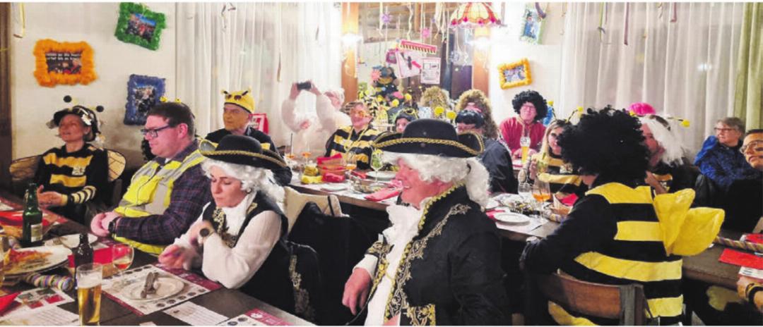 Sehr zur Freude der Gäste und Bienenschar wurden die pointierten Bänke vorgetragen. Bilder: Verena Anna Wigger Sehr zur Freude der Gäste und Bienenschar wurden die pointierten Bänke vorgetragen. Bilder: Verena Anna Wigger