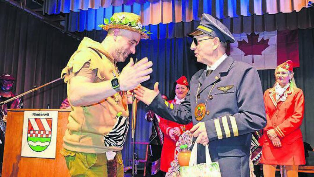 Zwei, die sich gut verstehen: Der scheidende «Fasnachts-Magistrat», Reto Kleiner, genannt «Chnobli», gratuliert seinem Nachfolger. Zwei, die sich gut verstehen: Der scheidende «Fasnachts-Magistrat», Reto Kleiner, genannt «Chnobli», gratuliert seinem Nachfolger.