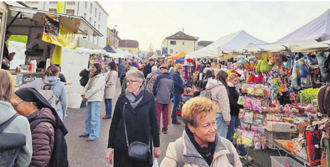 Das schöne Herbstwetter lud geradezu ein, durch die Stände zu flanieren. Das schöne Herbstwetter lud geradezu ein, durch die Stände zu flanieren.