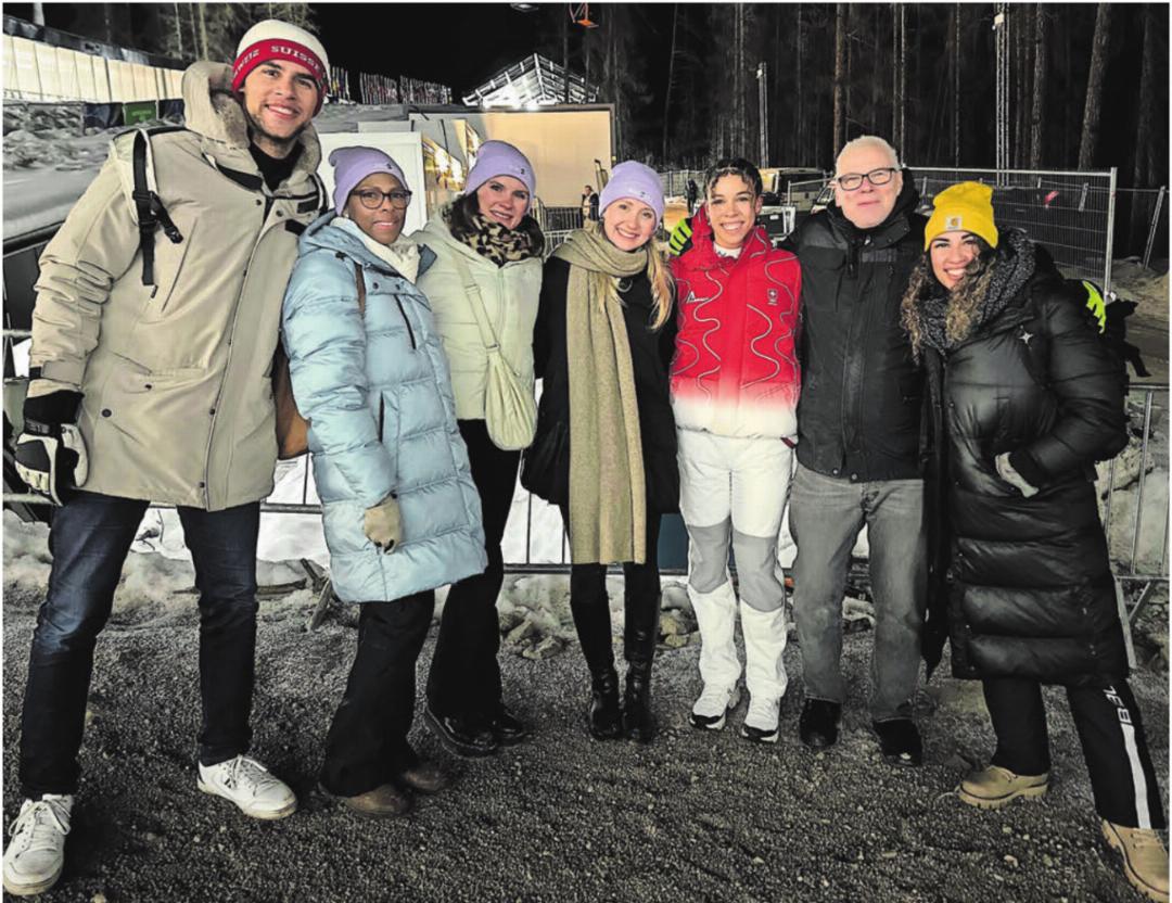 Ein Erinnerungsfoto der Hasler-Fans nach dem 5. Rang im Olympia-Rennen. Von links: Bryan Hasler, Julia Hasler, Alexandra Felder, Jessica Felder, Melanie Hasler, Jürg Hasler und Chabeli Högger. Bilder: Stefan Sprenger Ein Erinnerungsfoto der Hasler-Fans nach dem 5. Rang im Olympia-Rennen. Von links: Bryan Hasler, Julia Hasler, Alexandra Felder, Jessica Felder, Melanie Hasler, Jürg Hasler und Chabeli Högger. Bilder: Stefan Sprenger
