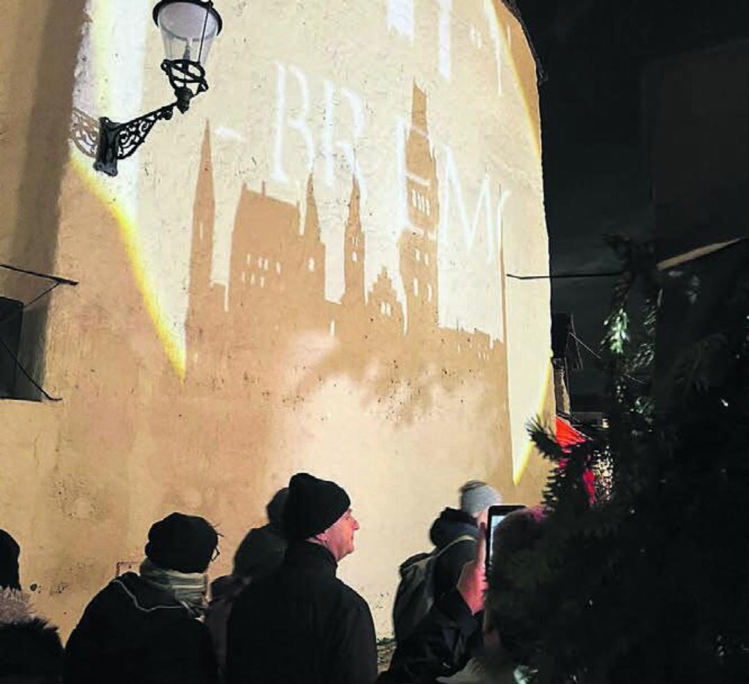 Musik, Licht und Kunst verschmolzen beim Schattenspiel am Schellenhaus und sorgten für einen Hauch Magie. Musik, Licht und Kunst verschmolzen beim Schattenspiel am Schellenhaus und sorgten für einen Hauch Magie.