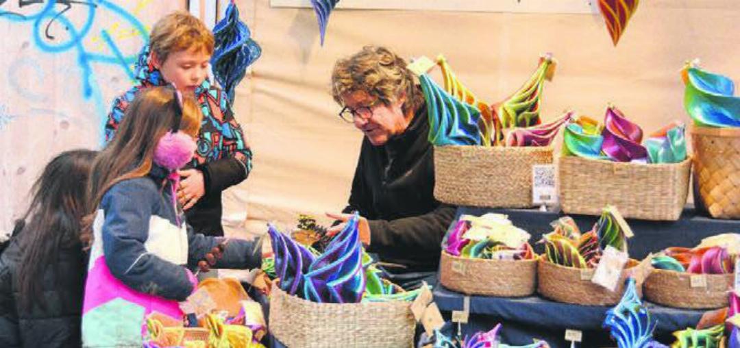 Die passende Kerze schon gefunden? Am Christchindli-Märt gab es an den Marktständen viel zu entdecken. Die passende Kerze schon gefunden? Am Christchindli-Märt gab es an den Marktständen viel zu entdecken.