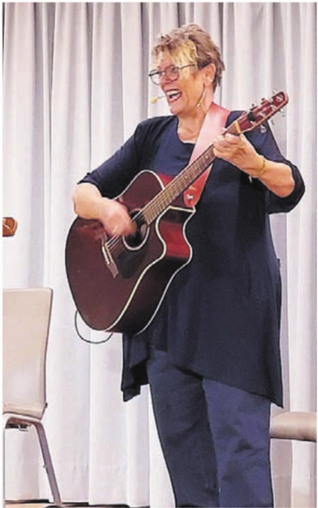 Karin Simon überzeugt nicht nur mit Wortwitz, sie singt auch und spielt gleich mehrere Instrumente. Karin Simon überzeugt nicht nur mit Wortwitz, sie singt auch und spielt gleich mehrere Instrumente.