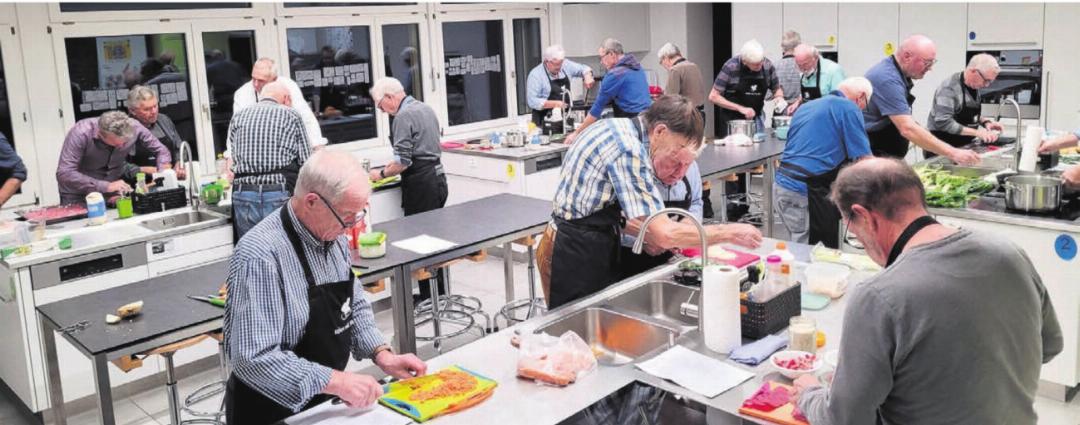 Schwitzen in der Schulküche: An fünf Abenden führte Hugo Weibel die Villmerger Senioren in die Geheimnisse des feinen Kochens ein. Bilder: Chregi Hansen Schwitzen in der Schulküche: An fünf Abenden führte Hugo Weibel die Villmerger Senioren in die Geheimnisse des feinen Kochens ein. Bilder: Chregi Hansen
