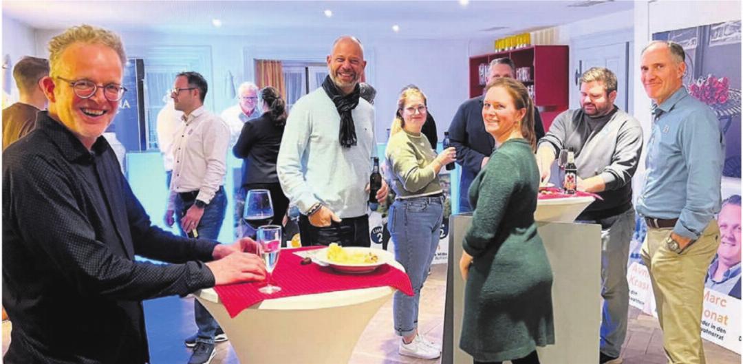 Gemeinderatskandidat Olivier Parvex (Grünliberale, Bildmitte) besuchte die Polit-Bar und diskutierte mit. Bilder: dm/zg Gemeinderatskandidat Olivier Parvex (Grünliberale, Bildmitte) besuchte die Polit-Bar und diskutierte mit. Bilder: dm/zg