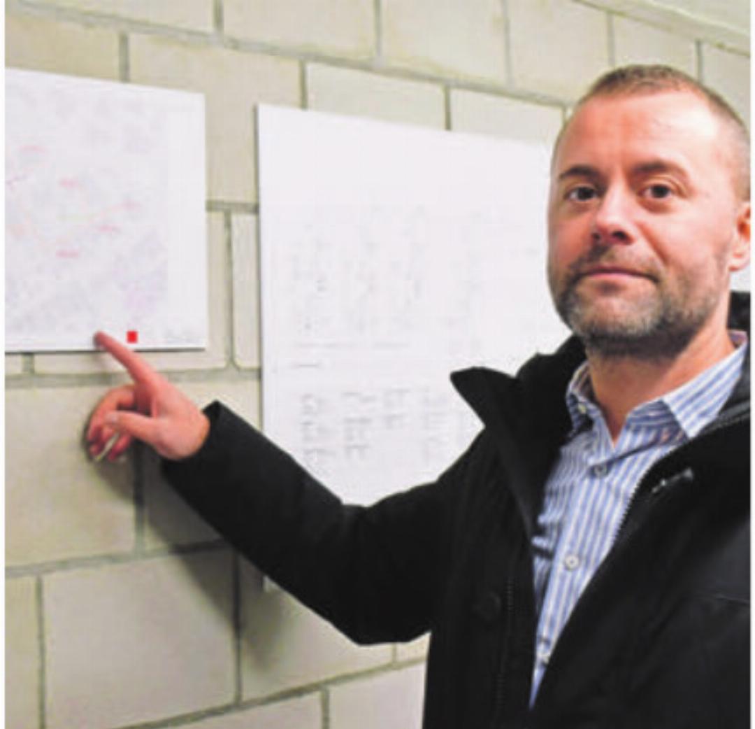 Vom «Denner» bis zum Kino Rex: Projekleiter Drilon Bajrami zeigt das Gebiet, das vom neuen Wärmeverbund Zentrum abgedeckt wird. Vom «Denner» bis zum Kino Rex: Projekleiter Drilon Bajrami zeigt das Gebiet, das vom neuen Wärmeverbund Zentrum abgedeckt wird.