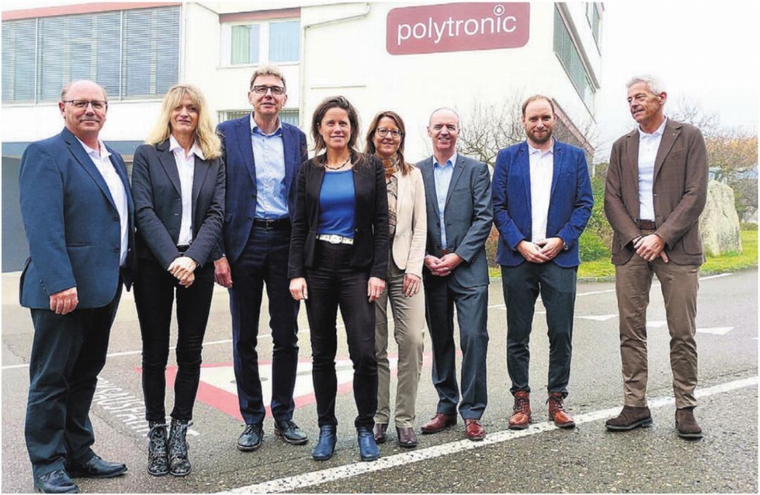 Die vier Gäste des Kantons, flankiert von beidseits je zwei Polytronic-Gastgebern, von links: Ernst Marti, Sandra Koch, Landammann Dieter Egli, Verena Rohrer, Sandra Fritschi, Ueli Häcki, Markus Huwyler und Christoph Koch. Bild: Thomas Stöckli Die vier Gäste des Kantons, flankiert von beidseits je zwei Polytronic-Gastgebern, von links: Ernst Marti, Sandra Koch, Landammann Dieter Egli, Verena Rohrer, Sandra Fritschi, Ueli Häcki, Markus Huwyler und Christoph Koch. Bild: Thomas Stöckli