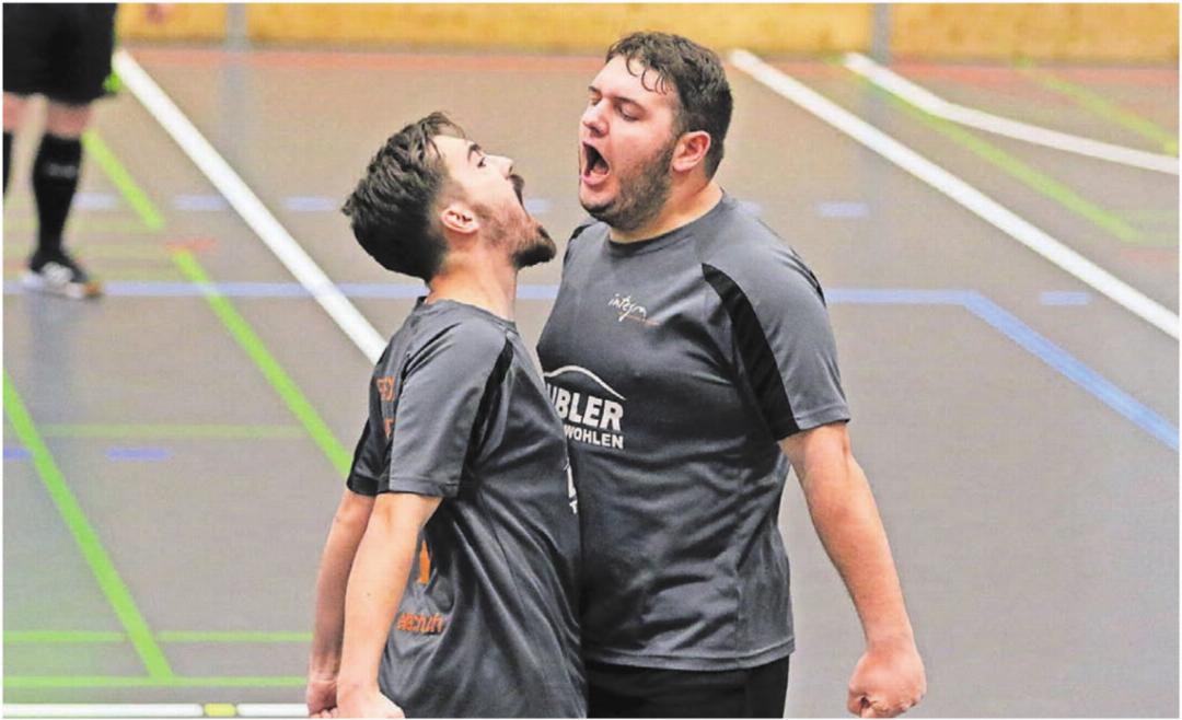 Freude pur. Die beiden Mitglieder des FC Fortuna Integra lassen ihrem Emotionen beim Torjubel freien Lauf. Die Wohler Truppe holte den Sieg beim Turnier der Menschen mit Handicap. Bilder: Josip Lasic Freude pur. Die beiden Mitglieder des FC Fortuna Integra lassen ihrem Emotionen beim Torjubel freien Lauf. Die Wohler Truppe holte den Sieg beim Turnier der Menschen mit Handicap. Bilder: Josip Lasic
