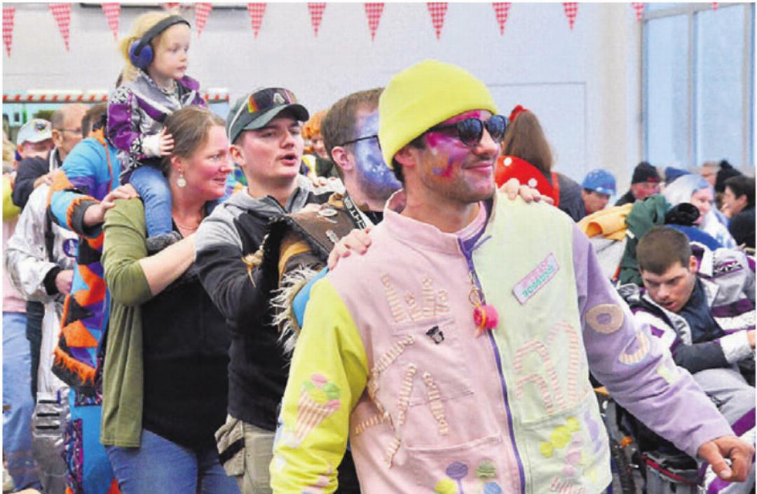 Die «Polonaise» schlängelt sich durch den Saal. Die «Polonaise» schlängelt sich durch den Saal.