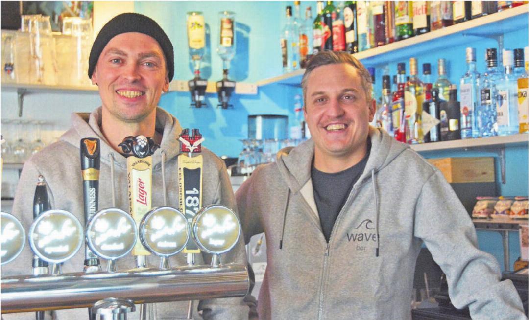 Sie bilden schon jetzt ein Team und nun gibt Manuel Staubli (rechts) die Geschicke des «Wave» an Joël Scheuber weiter. Bild: Annemarie Keusch Sie bilden schon jetzt ein Team und nun gibt Manuel Staubli (rechts) die Geschicke des «Wave» an Joël Scheuber weiter. Bild: Annemarie Keusch