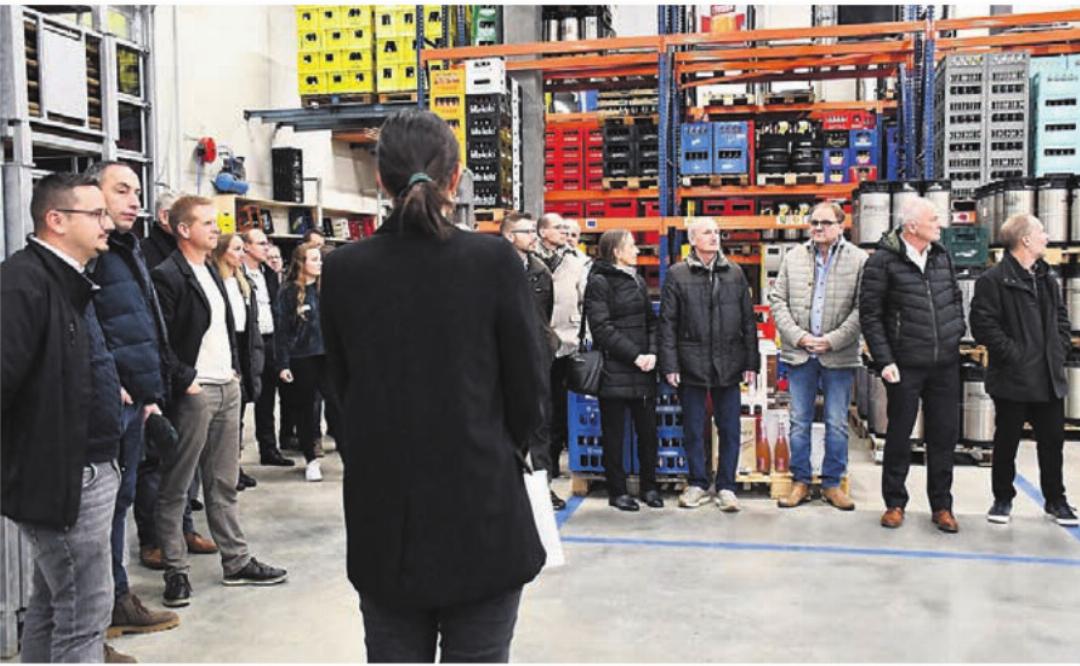 Die Teilnehmer interessieren sich, Einblick in die Betriebe anderer Mitglieder zu erhalten. Wie die Gruppe von Laura Villiger welche auf dem Rundgang spannende Fakts erfuhren. Die Teilnehmer interessieren sich, Einblick in die Betriebe anderer Mitglieder zu erhalten. Wie die Gruppe von Laura Villiger welche auf dem Rundgang spannende Fakts erfuhren.