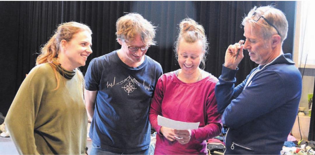 Beruflich wie privat ein gut funktionierendes Quartett: Prisca Zweifel, Lukas Stäger, Ulla Tikka und Andreas Muntwyler (von links) leiten bereits zum siebten Mal die Kinder- und Jugendwoche. Beruflich wie privat ein gut funktionierendes Quartett: Prisca Zweifel, Lukas Stäger, Ulla Tikka und Andreas Muntwyler (von links) leiten bereits zum siebten Mal die Kinder- und Jugendwoche.