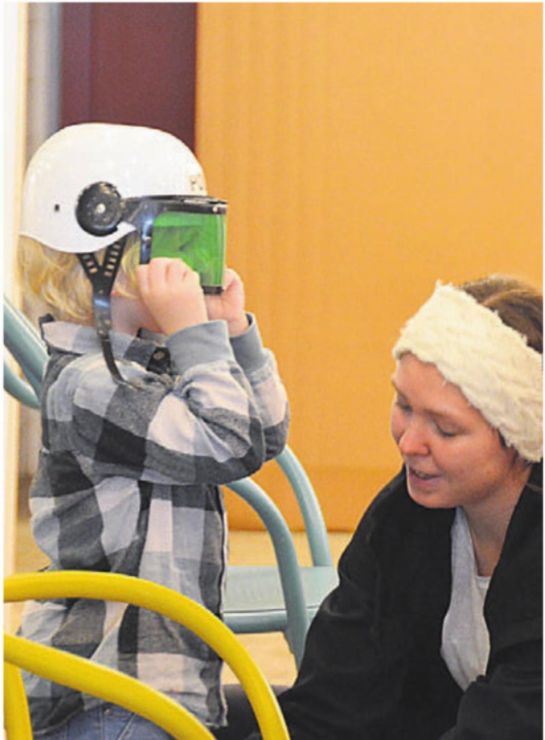 Der Polizei-Helm fasziniert diesen kleinen Gast. Der Polizei-Helm fasziniert diesen kleinen Gast.
