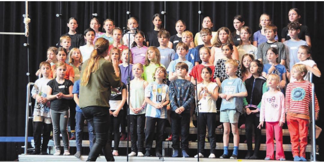 Gerade mal vier Tage hat Prisca Zweifel Zeit, um aus den 46 Kindern unterschiedlichsten Alters einen stimmgewaltigen und harmonischen Chor zu formen. Gerade mal vier Tage hat Prisca Zweifel Zeit, um aus den 46 Kindern unterschiedlichsten Alters einen stimmgewaltigen und harmonischen Chor zu formen.