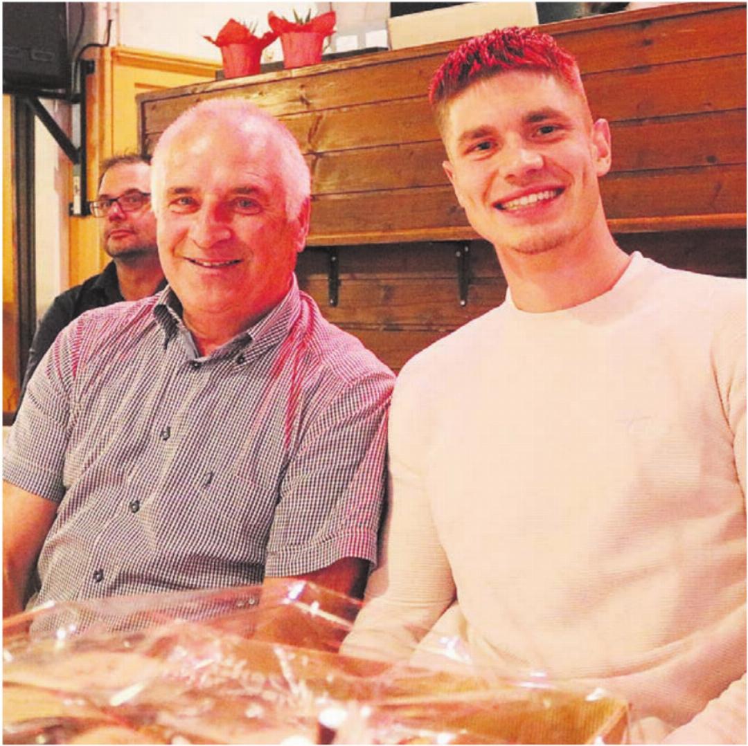 FC-Luzern-Profi Lars Villiger (r.) sitzt gemütlich neben Gemeindeammann Josef Huwiler. FC-Luzern-Profi Lars Villiger (r.) sitzt gemütlich neben Gemeindeammann Josef Huwiler.