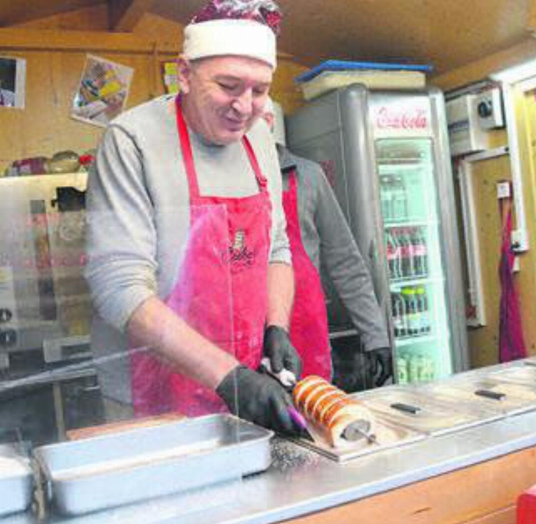 Kulinarischer Genuss: Der Striezelkönig hatte alle Hände voll zu tun. Kulinarischer Genuss: Der Striezelkönig hatte alle Hände voll zu tun.
