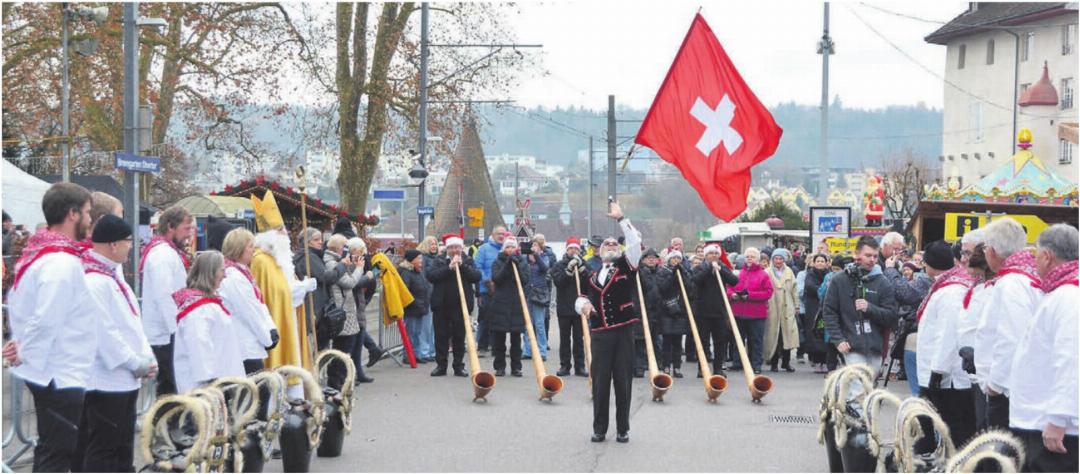 Ein Fahnenschwinger zeigte sein Können zu den Klängen von Alphörnern. Bilder: Roger Wetli Ein Fahnenschwinger zeigte sein Können zu den Klängen von Alphörnern. Bilder: Roger Wetli