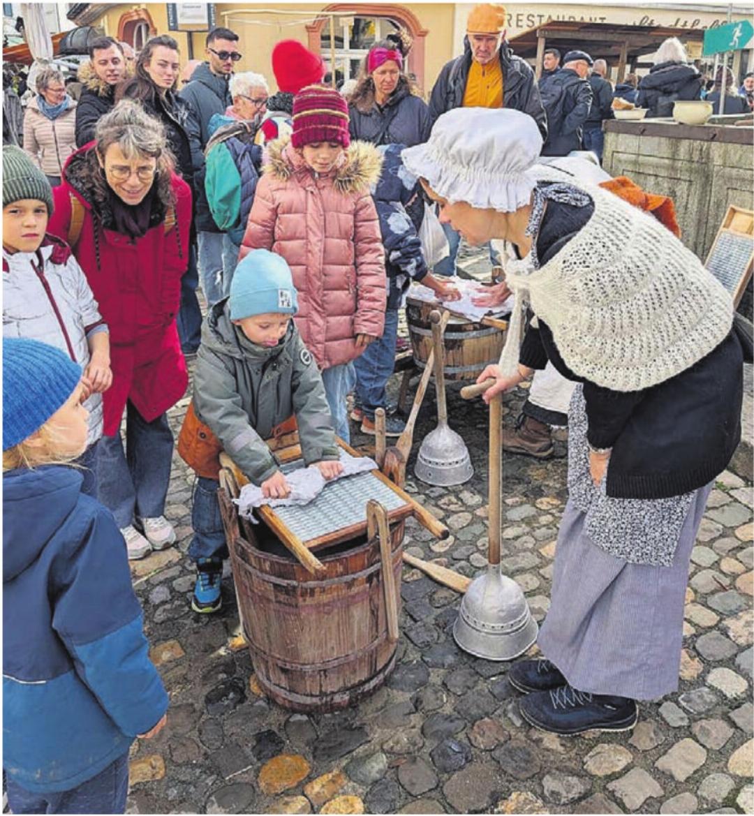 Die «Wöschwyber» beim Rathausbrunnen erhalten eifrige Unterstützung und ziehen Schaulustige in ihren Bann. Die «Wöschwyber» beim Rathausbrunnen erhalten eifrige Unterstützung und ziehen Schaulustige in ihren Bann.