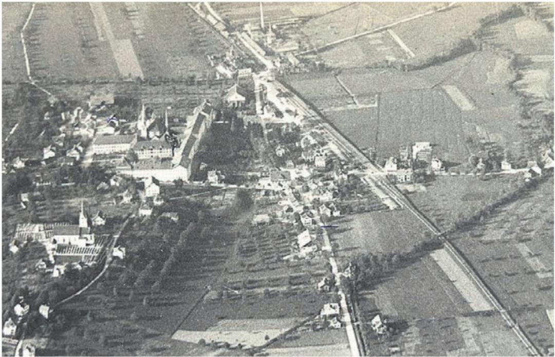 Um 1900 sah es in Muri so aus. Die Unterführung an der Zürcherstrasse folgte erst später, die Umlegung der Bünz noch später. Um 1900 sah es in Muri so aus. Die Unterführung an der Zürcherstrasse folgte erst später, die Umlegung der Bünz noch später.