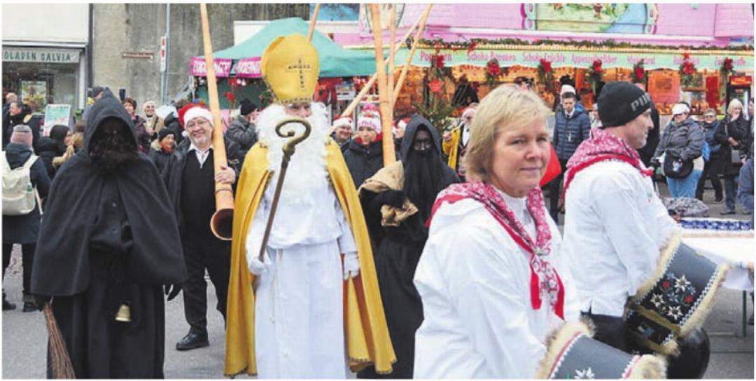 Schmutzli, Samichlaus, Trychler und Alphornbläser sorgten für ein stimmiges Gesamtbild. Schmutzli, Samichlaus, Trychler und Alphornbläser sorgten für ein stimmiges Gesamtbild.