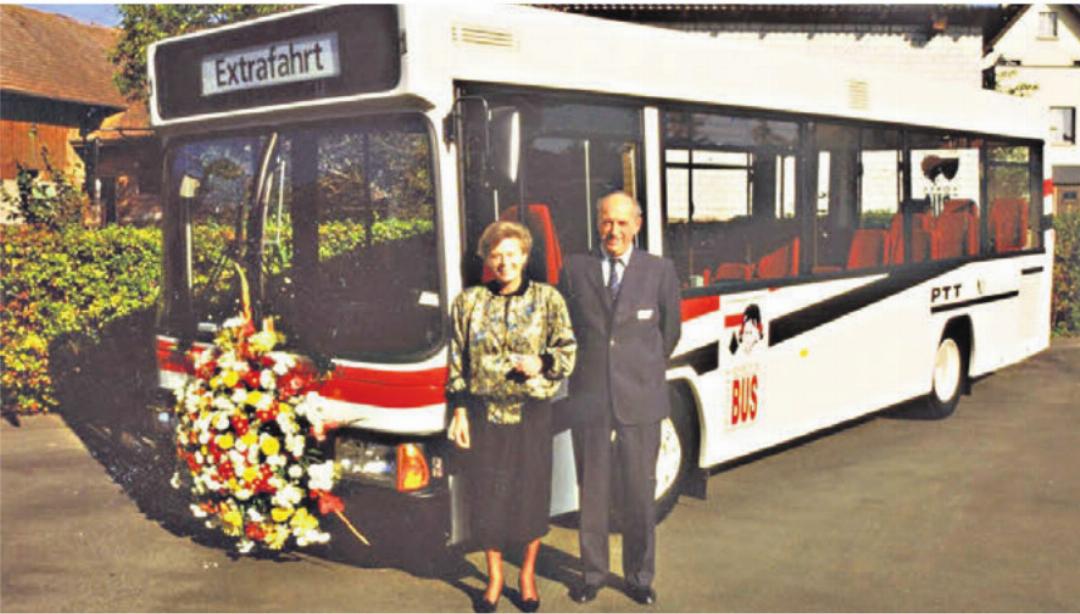 Adolf und Rita Geissmann-Saxer vor der Jungfernfahrt mit dem nigelnagelneuen Ortsbus Wohlen. Der provisorische Versuchsbetrieb startete 1990 und wurde nach drei erfolgreichen Jahren in den definitiven Betrieb überführt. Heute befördert das Unternehmen auf dem Ortsbusnetz jährlich rund 600 000 Passagiere. Adolf und Rita Geissmann-Saxer vor der Jungfernfahrt mit dem nigelnagelneuen Ortsbus Wohlen. Der provisorische Versuchsbetrieb startete 1990 und wurde nach drei erfolgreichen Jahren in den definitiven Betrieb überführt. Heute befördert das Unternehmen auf dem Ortsbusnetz jährlich rund 600 000 Passagiere.