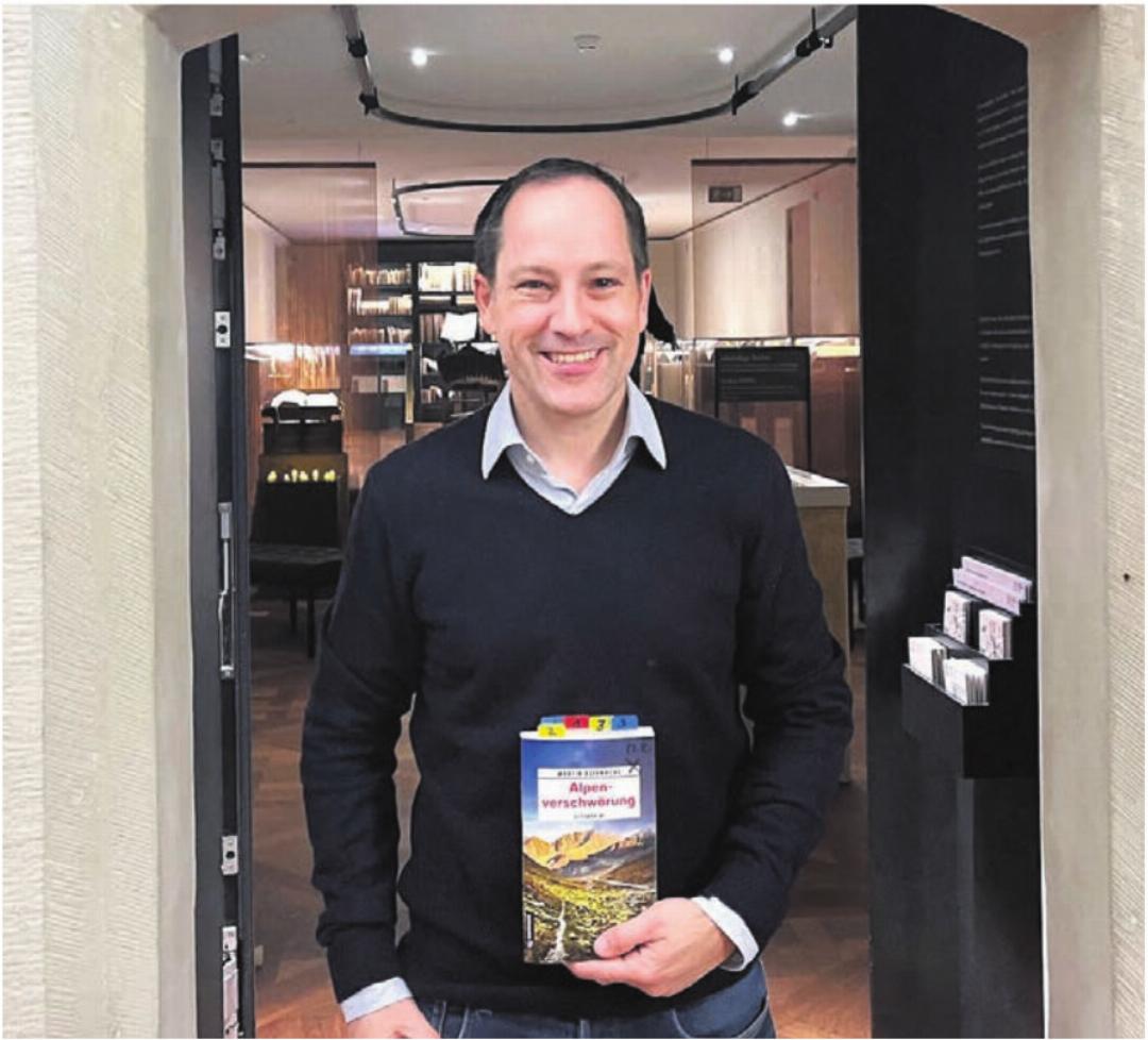 Der Autor zeigt seinen neusten Krimi: Martin Rüfenacht mit «Alpenverschwörung». Der Autor zeigt seinen neusten Krimi: Martin Rüfenacht mit «Alpenverschwörung».