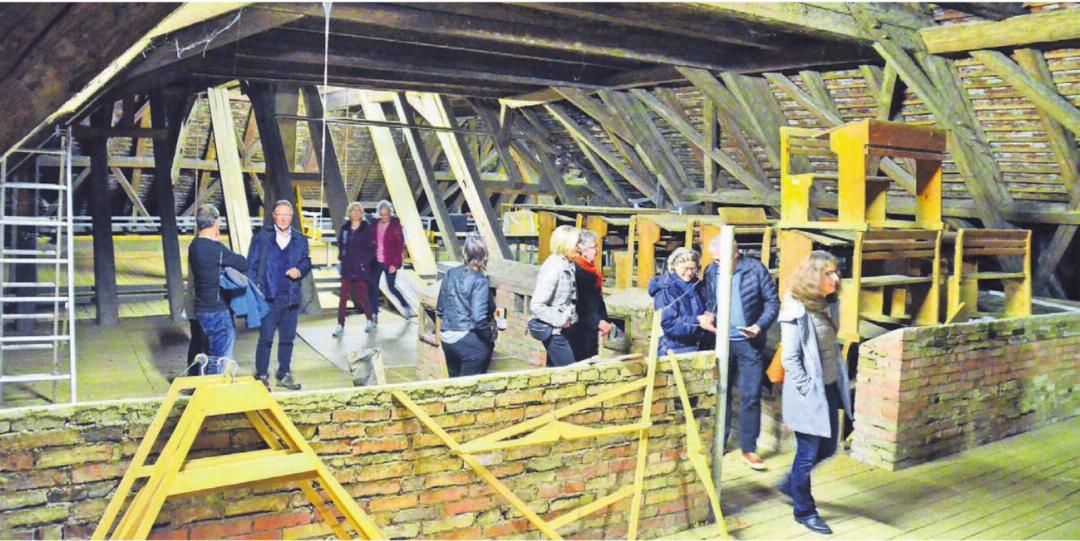 Der Rundgang führt bis hoch ins Dachgeschoss. Hier lautet die Herausforderung, die Statik neu zu planen und Tageslicht hereinzubringen. Bilder: Thomas Stöckli Der Rundgang führt bis hoch ins Dachgeschoss. Hier lautet die Herausforderung, die Statik neu zu planen und Tageslicht hereinzubringen. Bilder: Thomas Stöckli