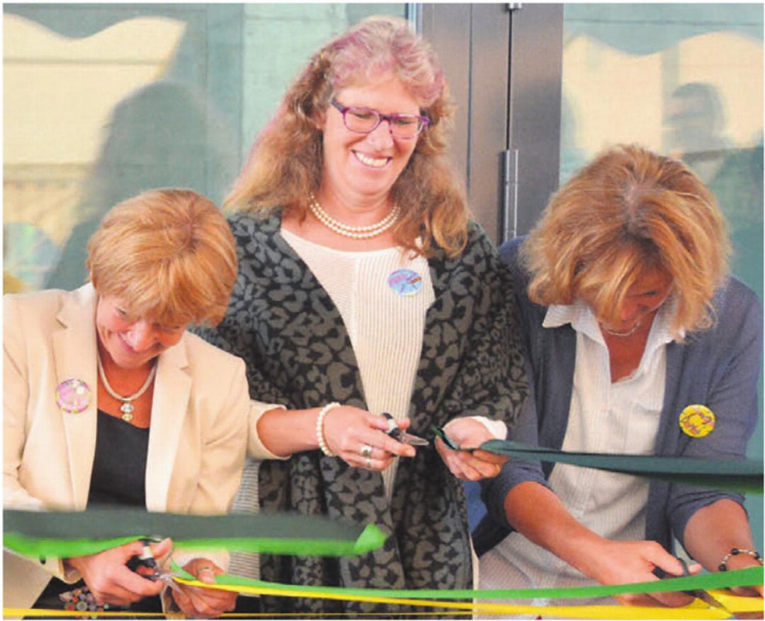 Schulhaus-Anbau als erstes Grossprojekt: Franziska Stenico (Mitte) bei der Eröffnung 2015. Schulhaus-Anbau als erstes Grossprojekt: Franziska Stenico (Mitte) bei der Eröffnung 2015.