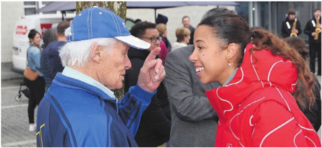 Max Forster, Bob-Weltmeister von 1971, liess es sich nicht nehmen, bei der Feier für Melanie Hasler dabei zu sein. Max Forster, Bob-Weltmeister von 1971, liess es sich nicht nehmen, bei der Feier für Melanie Hasler dabei zu sein.