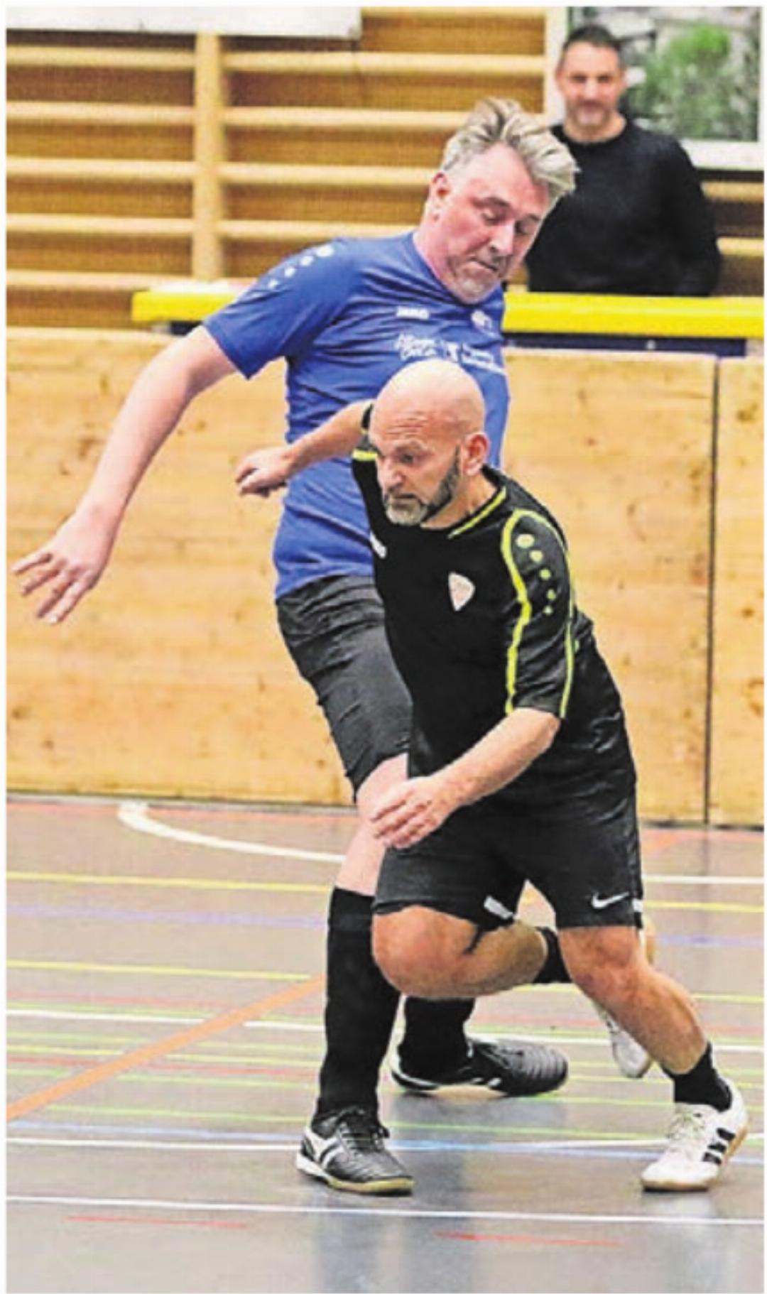 Der Bremgarter Grossrat Stefan Dietrich (links) gibt alles im Spiel gegen Villmergen. Der Bremgarter Grossrat Stefan Dietrich (links) gibt alles im Spiel gegen Villmergen.