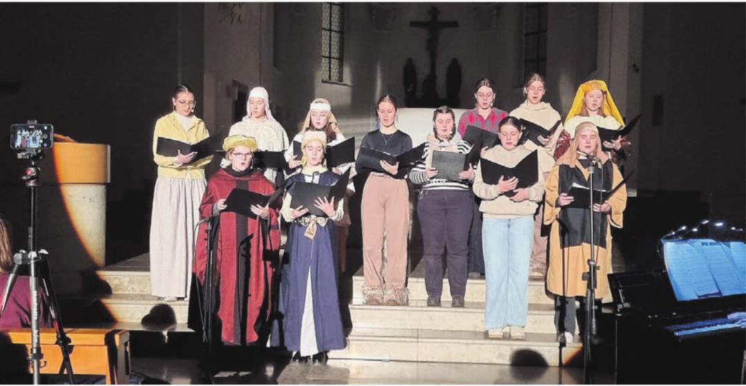 Die Sängerinnen des Chor Cantus Sonus begeisterten mit ihrem Gesang, und wie an den Gewändern zu sehen ist, später auch im Musical. In deren Mitte singt Angela Keusch, mit gestreiftem Oberteil, mit. Bilder: Verena Anna Wigger Die Sängerinnen des Chor Cantus Sonus begeisterten mit ihrem Gesang, und wie an den Gewändern zu sehen ist, später auch im Musical. In deren Mitte singt Angela Keusch, mit gestreiftem Oberteil, mit. Bilder: Verena Anna Wigger