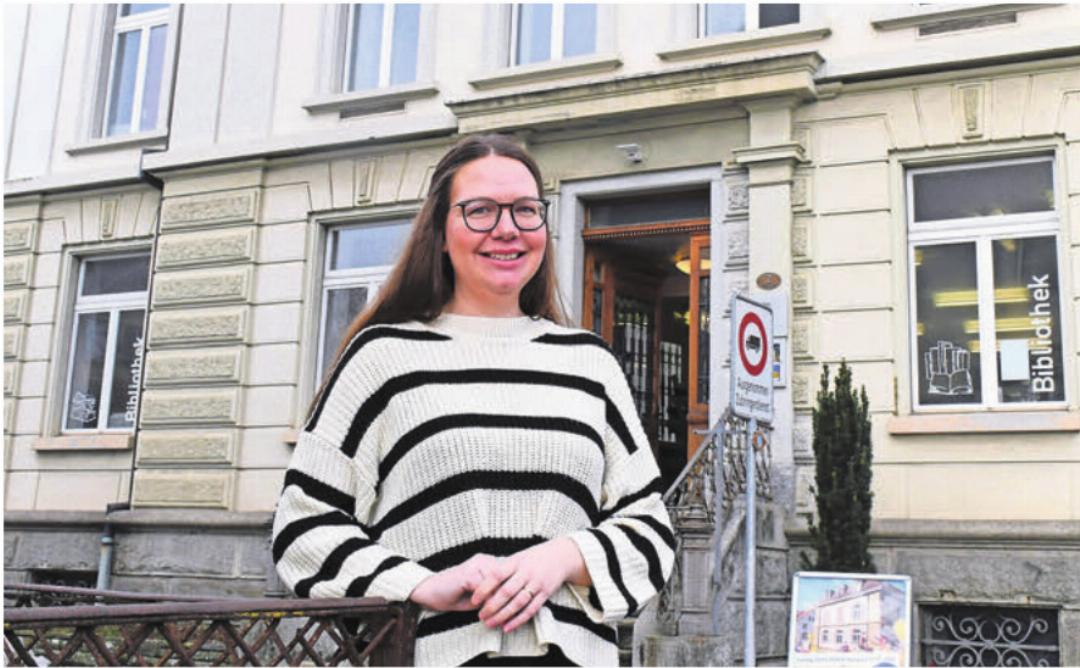Leiterin Melanie Müller vor der Gemeindebibliothek. Bilder: pd/dm Leiterin Melanie Müller vor der Gemeindebibliothek. Bilder: pd/dm