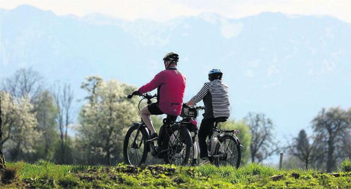 Die E-Bikes am Bahnhof Bremgarten sind bei schönem Wetter heiss begehrt. Bild: pixabay