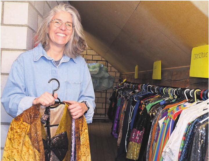 «Es ist schön verarbeitet» sagt Nadine Buri über dieses Kostüm von «Alice im Wunderland» aus dem «Biber»-Fundus. Bilder: Thomas Stöckli