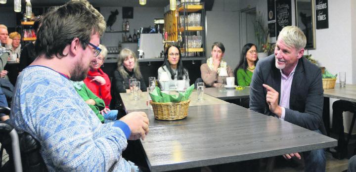Medienprofi Franz Fischlin holte die Besucher des «Zischtigs-Clubs» ab und ging auf ihre Fragen und Themen ein. Bild: vaw